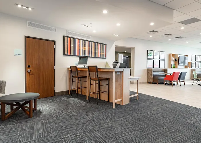 Holiday Inn Express & Suites - By Ihg