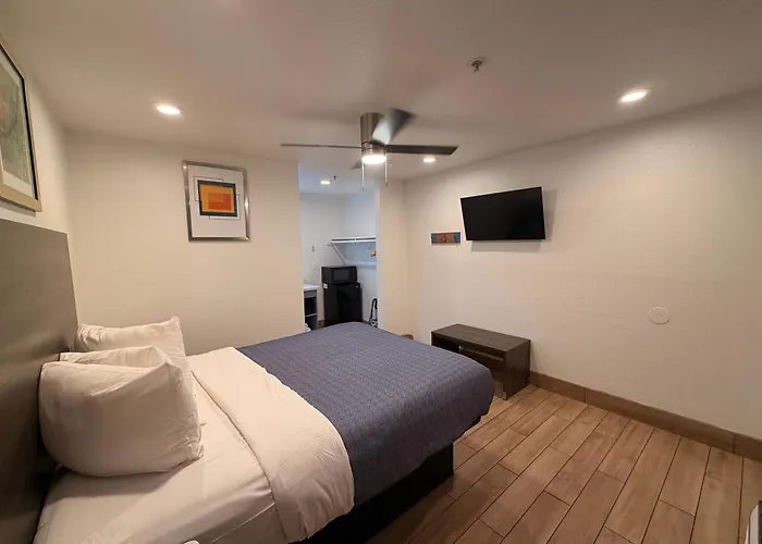 Holland Inn And Suites