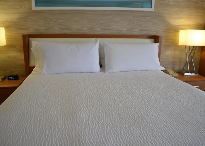 Holiday Inn & Suites By Ihg