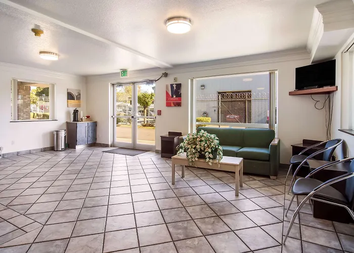 Motel 6 Mall - 205