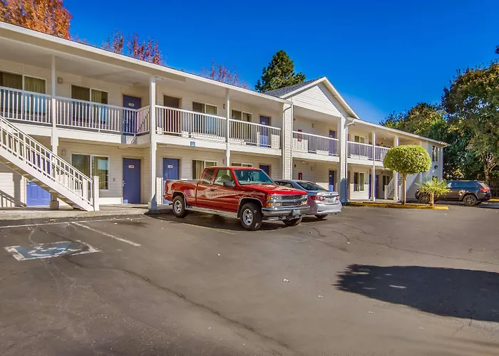 Motel 6 Mall - 205