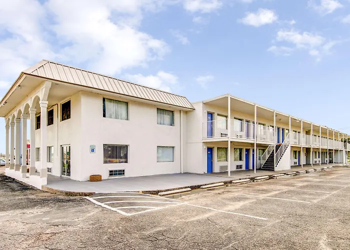 Motel 6 Waco - Lacy Lakeview