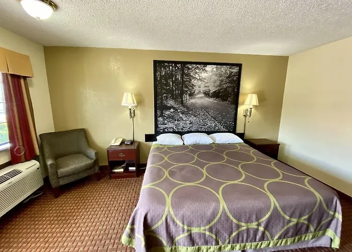 Super 8 By Wyndham Shawnee