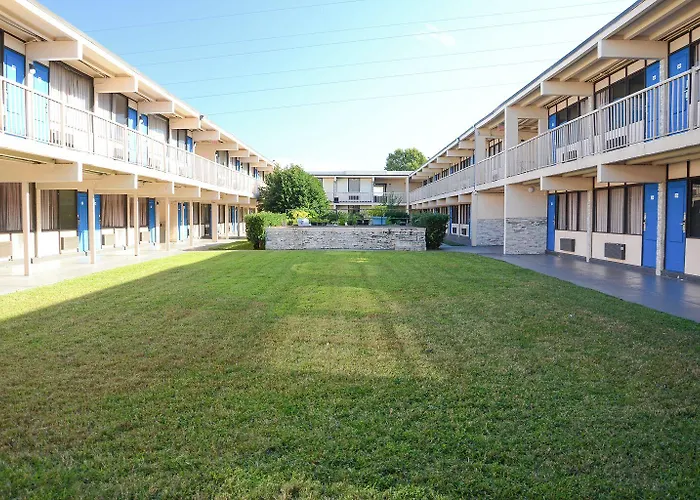 James River Inn & Suites
