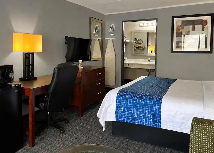 Travelodge By Wyndham Seymour
