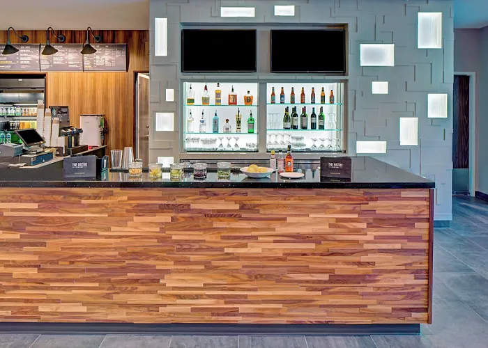 Courtyard By Marriott Appleton Riverfront