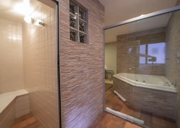 Mondrian Suite Hotel