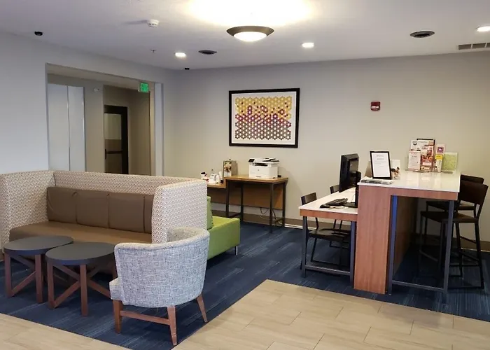 Holiday Inn Express & Suites Airport By Ihg