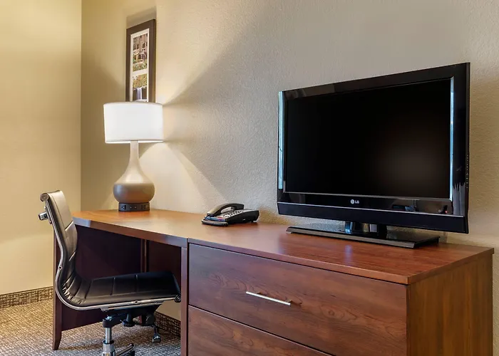Comfort Inn & Suites Russellville I-40
