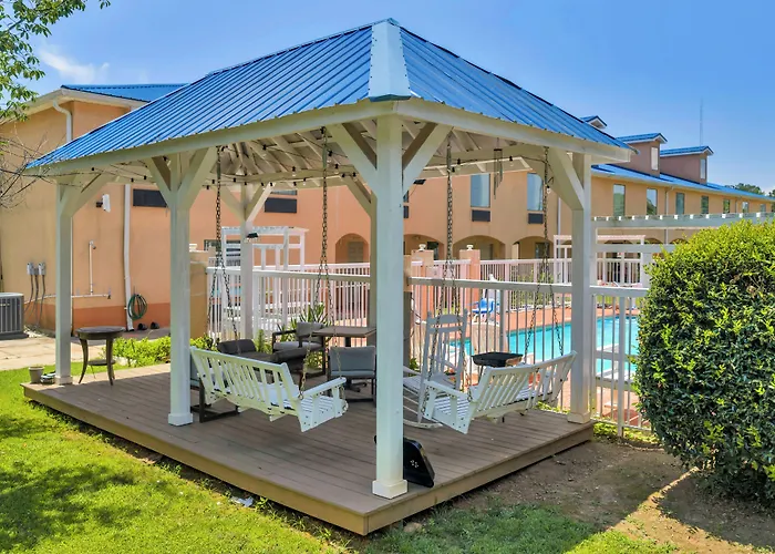 Gray Inn & Suites
