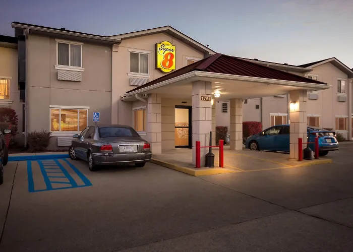 Super 8 By Wyndham Bloomington University Area