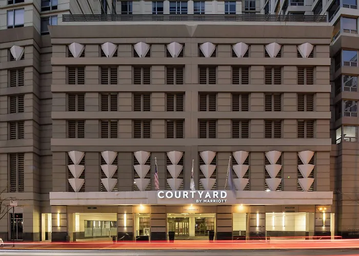Courtyard By Marriott Chicago Downtown/River North