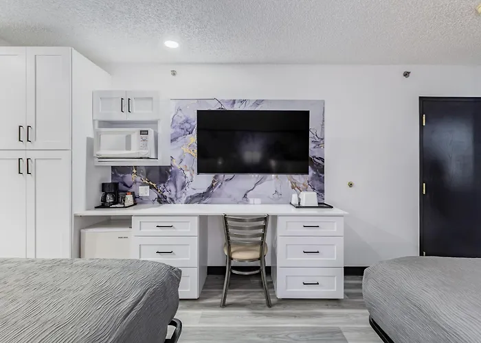 Western Skies Inn & Suites