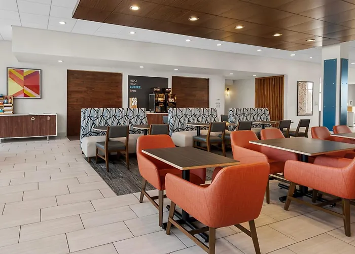 Holiday Inn Express & Suites North By Ihg