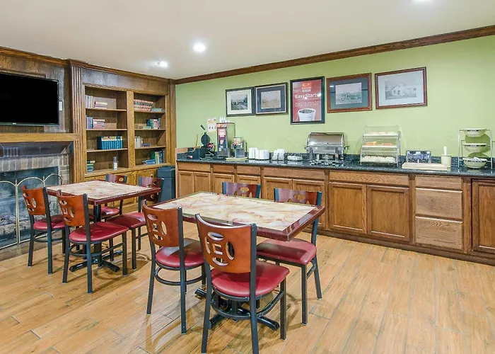 Econo Lodge Inn & Suites Norton - Wise South