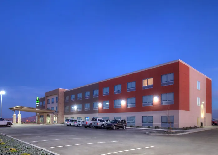 Holiday Inn Express & Suites - By Ihg