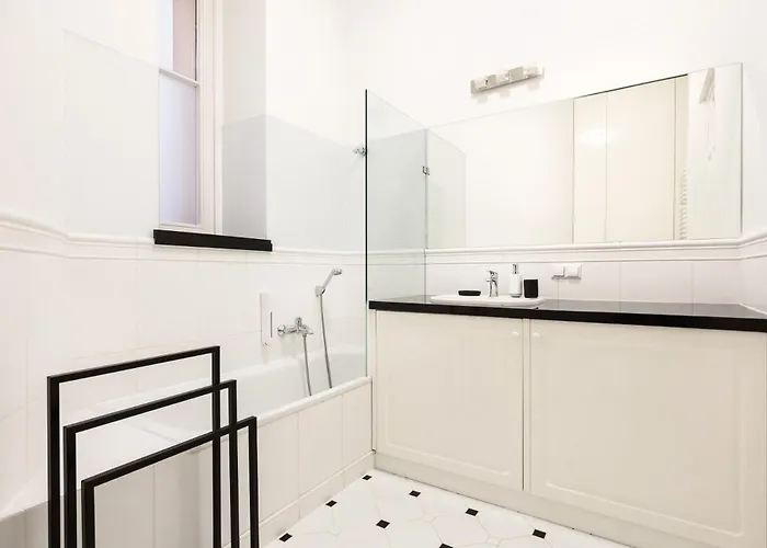 Crystal Suites Old Town