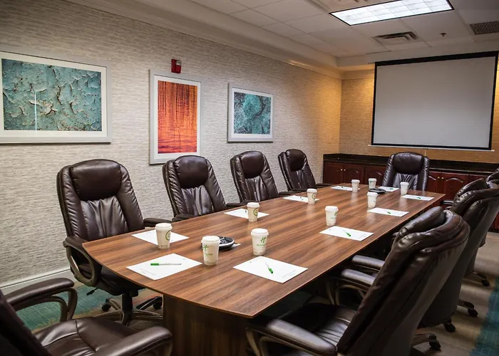 Holiday Inn & Suites By Ihg