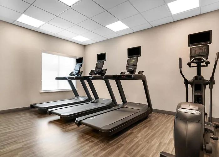 Hampton Inn By Hilton Airport Century Place
