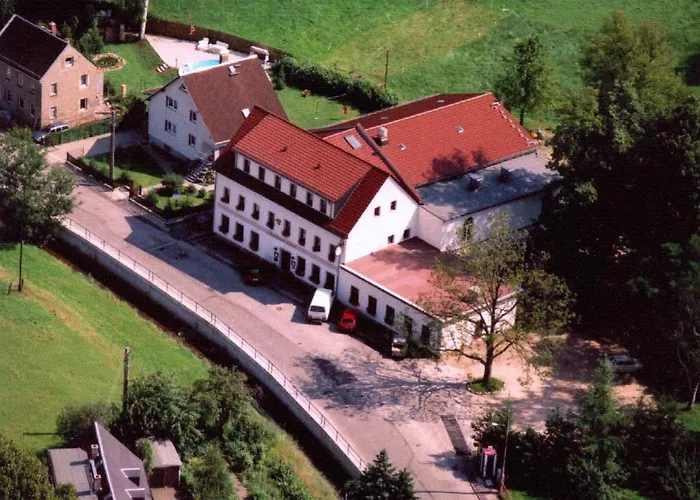 Landhotel Goldener Löwe mit Pension Am Taurastein Burgstadt