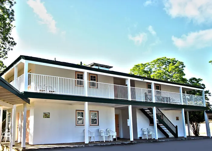 Peach Tree Inn & Suites