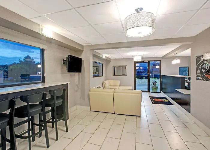 Super 8 By Wyndham Shelby Hotel