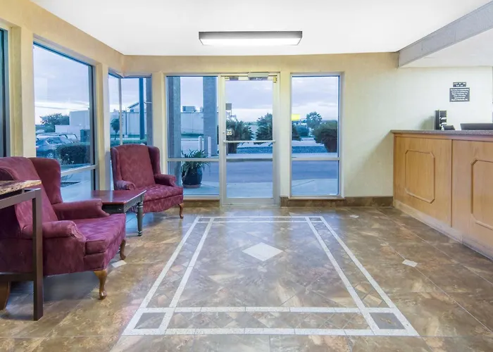 Super 8 By Wyndham Seguin
