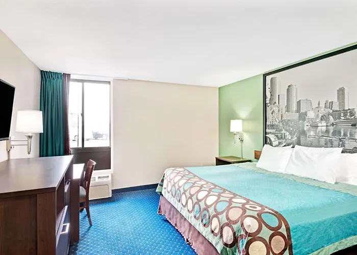 Super 8 By Wyndham Brockton