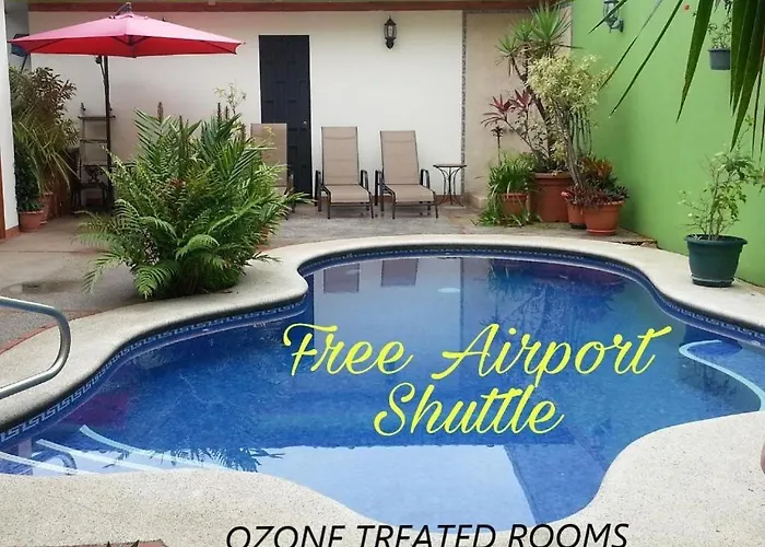 Hotel La Guaria Inn & Suites