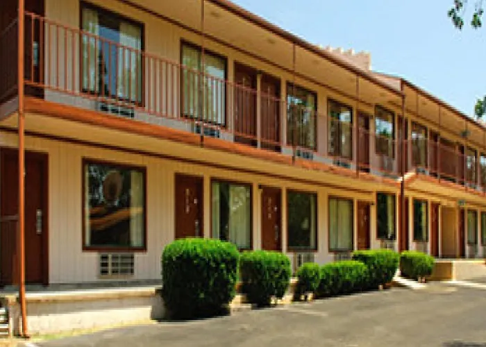 The Parkwood Inn & Suites