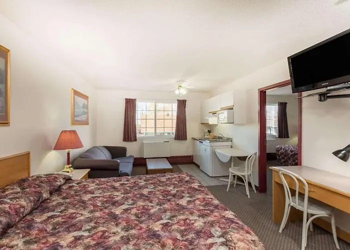 Almada Inn